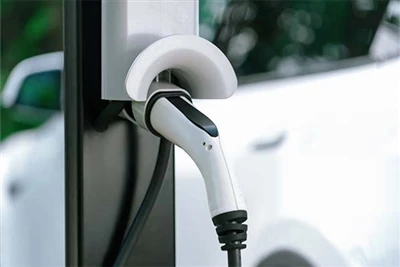 Yleiskatsaus sähköteknologioista sähköajoneuvojen latausasemissa: elektronise...